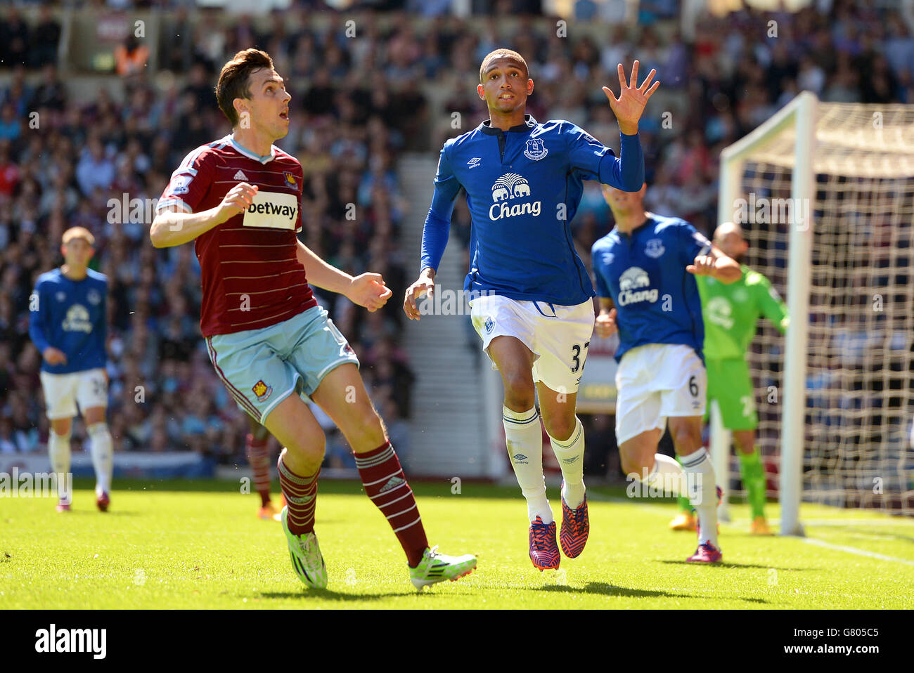 Fußball - Barclay's Premier League - West Ham United / Everton - Upton Park. Everton's Brendan Galloway in Aktion Stockfoto