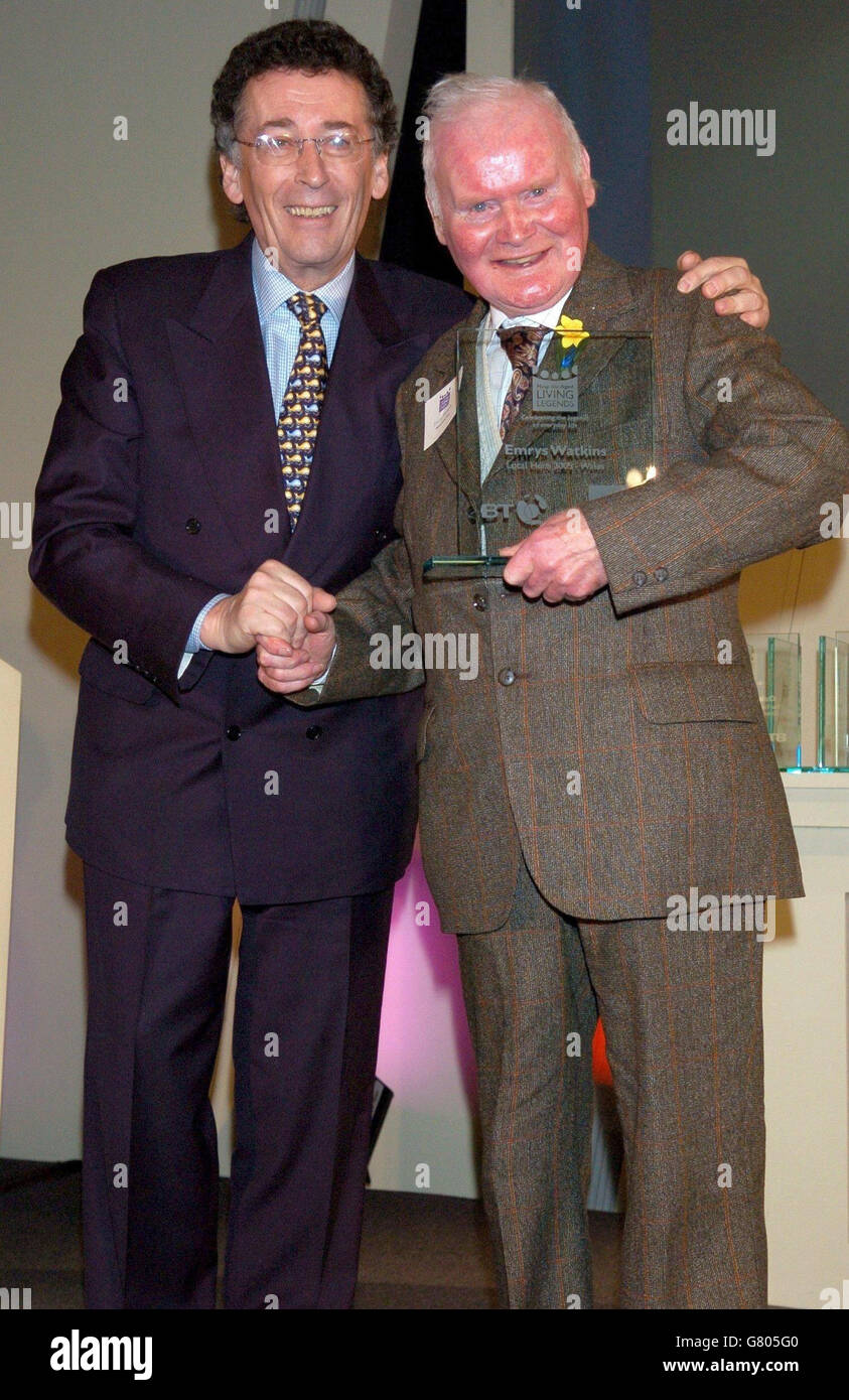 Schauspieler Robert Powell mit dem Local Hero Gewinner Emrys Watkins aus Wales. Stockfoto