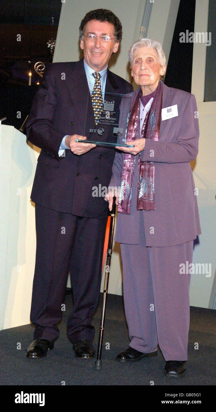 Schauspieler Robert Powell mit der Gewinnerin des Lokalhelden Joan Barker von Home Counties. Stockfoto