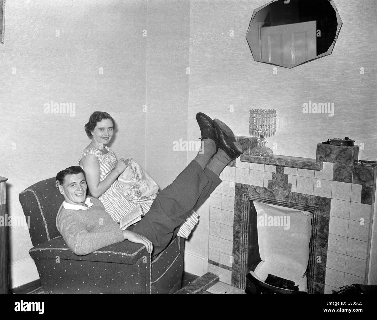 Fulham rechts innen, Bobby Robson, entspannt sich zu Hause mit seiner Frau Elsie. Stockfoto