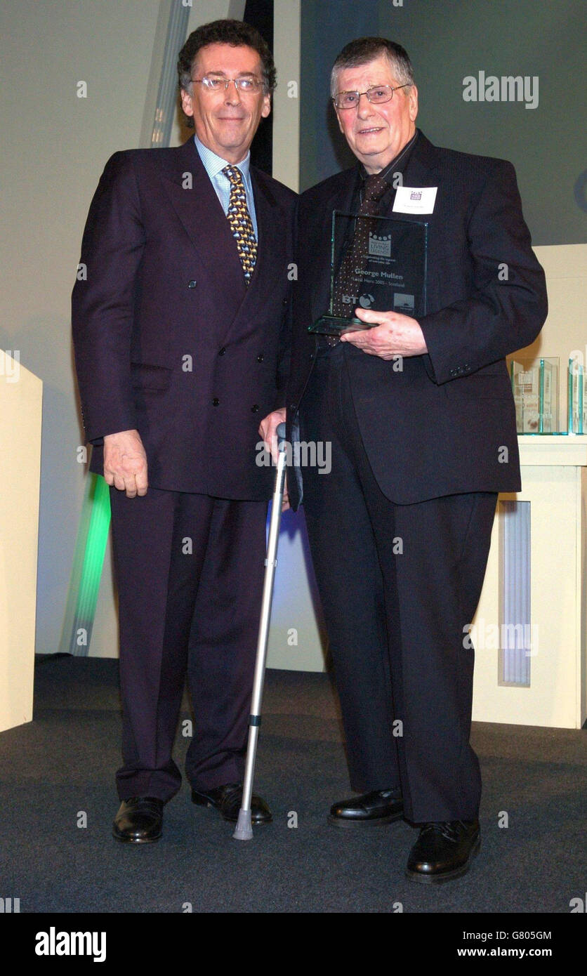 Helfen Sie den Aged Living Legends Awards - Dorchester Hotel. Schauspieler Robert Powell mit dem Local Hero Gewinner George Mullen aus Schottland. Stockfoto