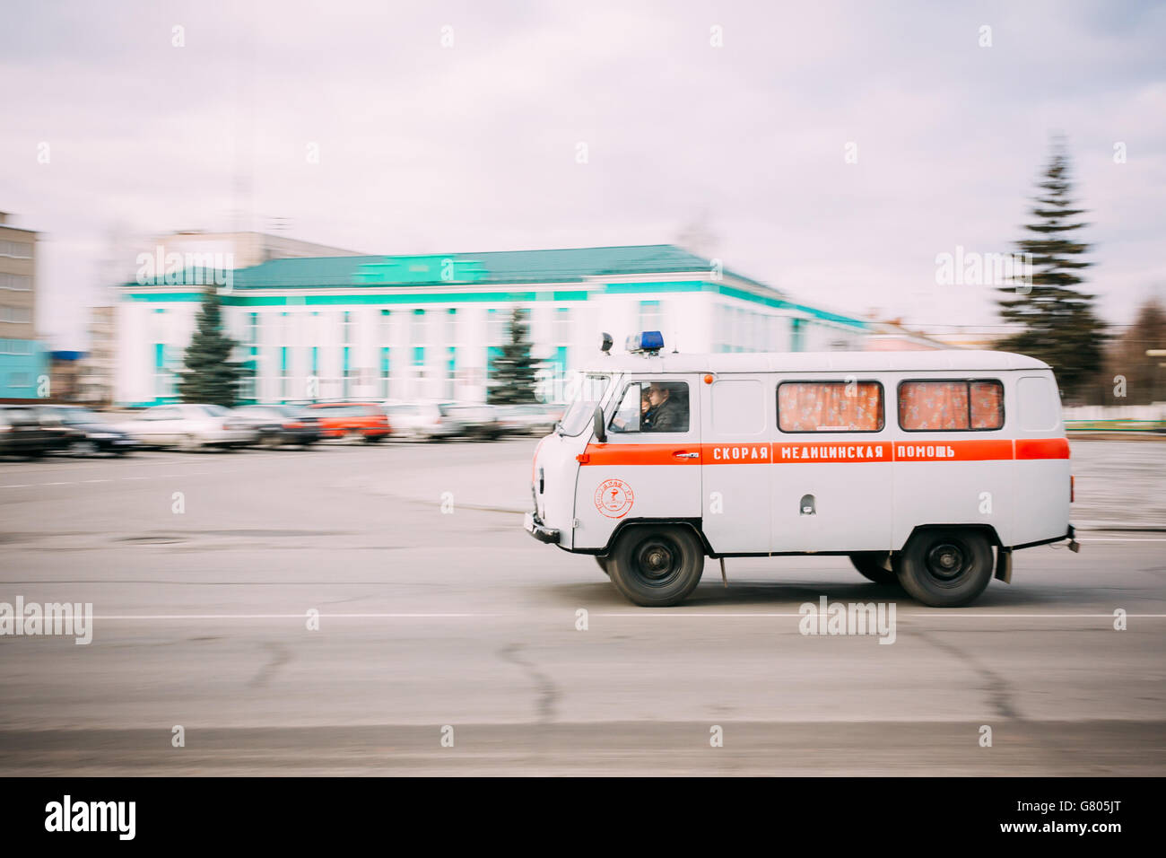 Dobrush, Belarus-29. November 2011: Krankenwagen schnell hinunter die Straße. Stockfoto