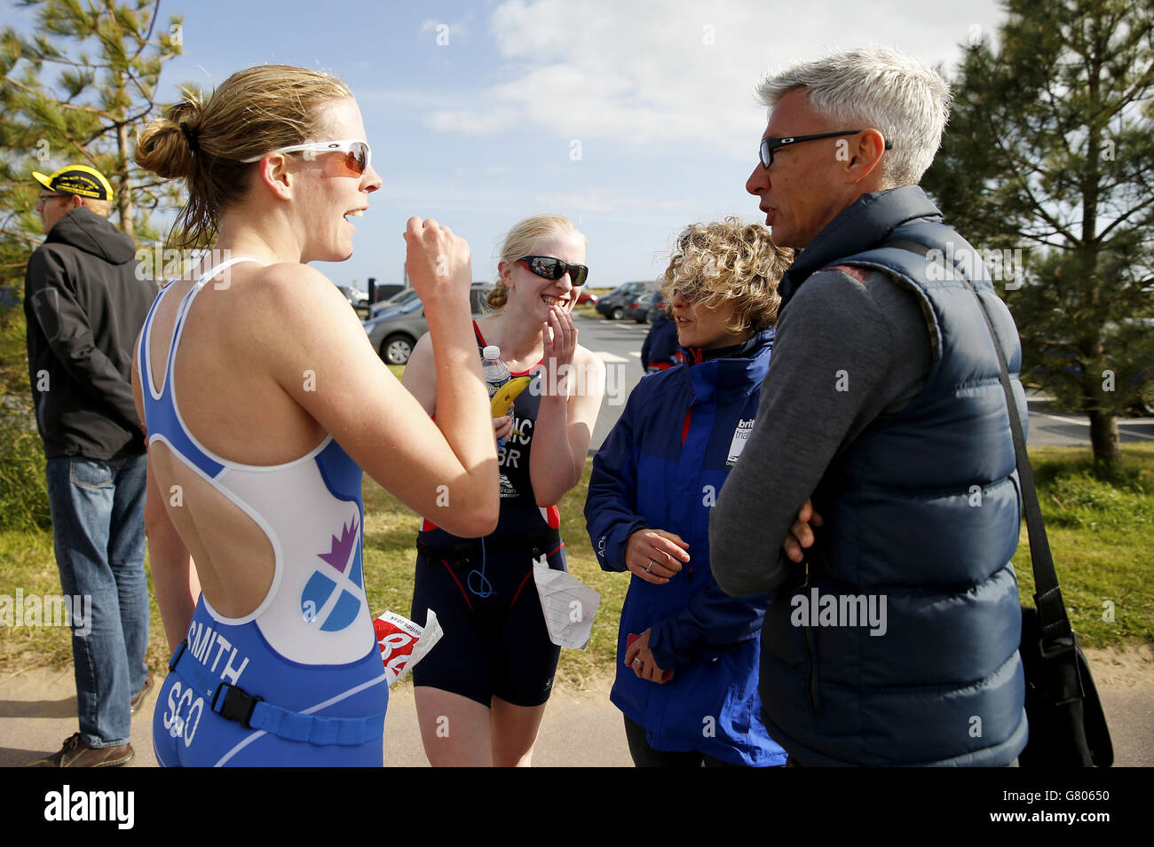 Alison Patrick (Mitte) mit Jonathan Edwards während der British Paratriathlon Championships im Millennium Coastal Park, Llanelli. Stockfoto