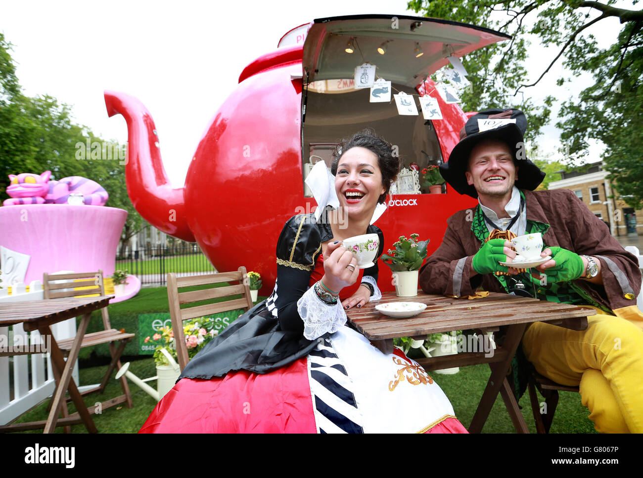 Im Rahmen des diesjährigen Fairy Tale-Wettbewerbs „Chelsea in Bloom“, einem einwöchigen Wettbewerb, der vom Cadogan Estate in Zusammenarbeit mit der RHS Chelsea Flower Show, London, organisiert wurde, veranstalteten sie auf der Pop-up-Tea Party von Mad Hatter auf dem Duke of York Square. Stockfoto