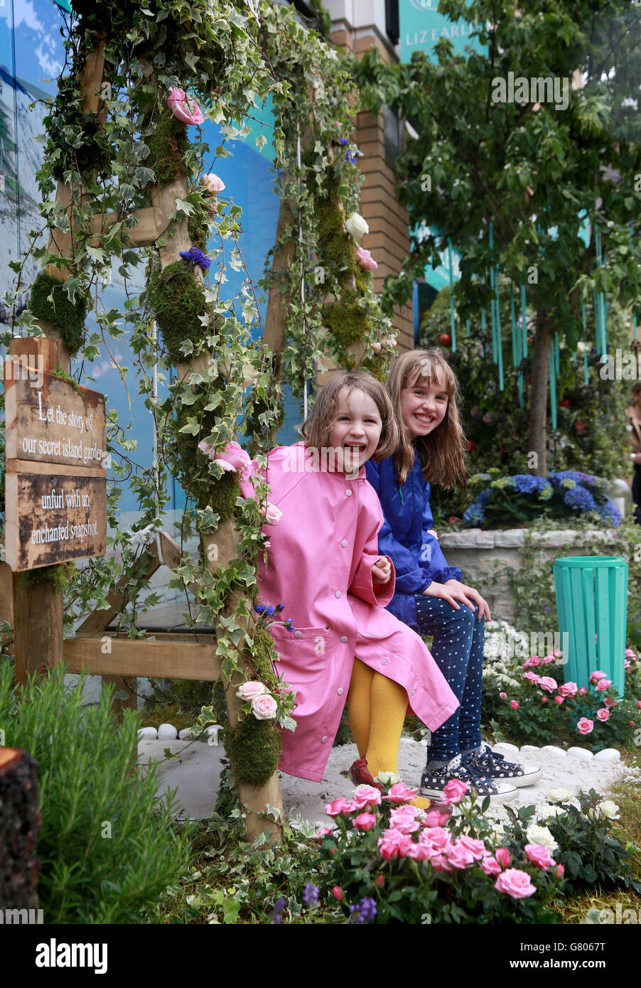 Stella (links) der fünf- und neunjährige Ruby Hawkes vor der Secret Garden-Ausstellung in Liz Earle, eine Teilnehmerin des diesjährigen Fairy Tale-Wettbewerbs „Chelsea in Bloom“, einem einwöchigen Wettbewerb, der vom Cadogan Estate in Zusammenarbeit mit der RHS Chelsea Flower Show, London, organisiert wird. Stockfoto