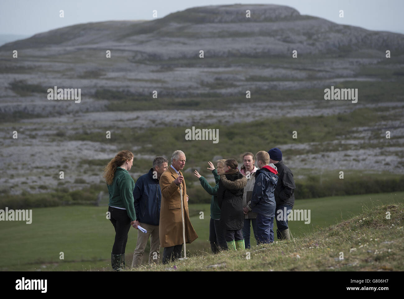 Der Prinz von Wales trifft Schulkinder während seines Besuchs im Burren in der Grafschaft Clare, einem alten und dramatischen steinigen Ausbiss, der für seine seltene Pflanzenwelt, Biodiversität und Archäologie berühmt ist, am ersten Tag seines königlichen Besuchs in der Republik Irland. Stockfoto