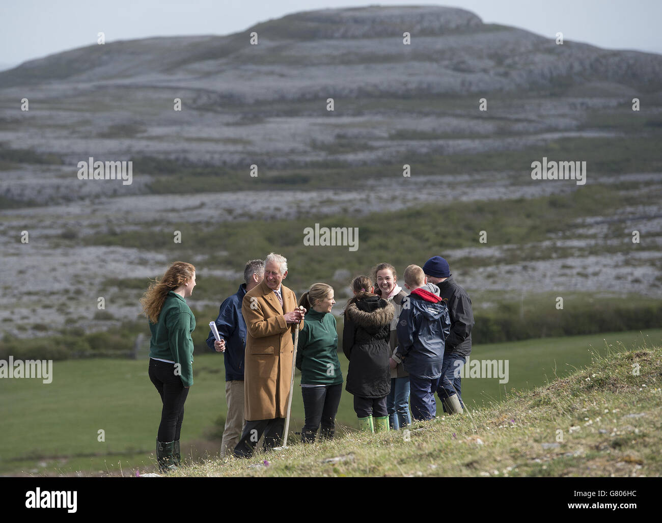 Der Prinz von Wales trifft Schulkinder während seines Besuchs im Burren in der Grafschaft Clare, einem alten und dramatischen steinigen Ausbiss, der für seine seltene Pflanzenwelt, Biodiversität und Archäologie berühmt ist, am ersten Tag seines königlichen Besuchs in der Republik Irland. Stockfoto