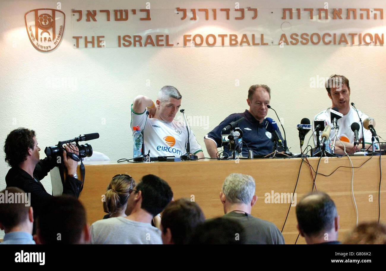 Fußball - WM-Qualifikation - Gruppe 4 - Israel / Republik Irland - Irland Pressekonferenz - Ramat Gan Stadium. Graham Kavanagh (L), Manager Brian Kerr (C) und Kenny Cunningham sprechen mit den Medien. Stockfoto