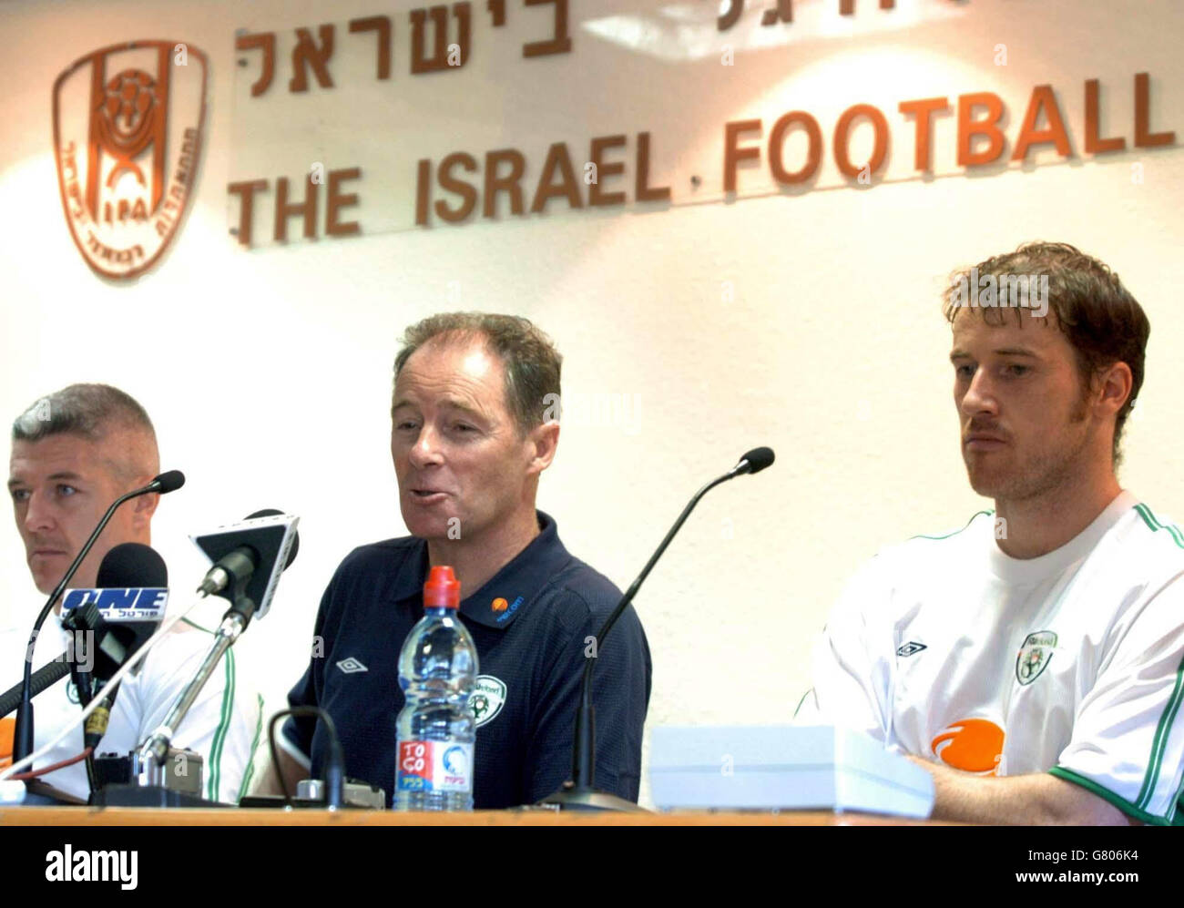 Fußball - WM-Qualifikation - Gruppe 4 - Israel / Republik Irland - Irland Pressekonferenz - Ramat Gan Stadium. Graham Kavanagh (L), Manager Brian Kerr (C) und Kenny Cunningham sprechen mit den Medien. Stockfoto