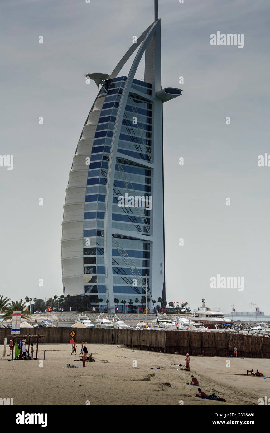 Strand in der Nähe das Luxushotel Burj al-Arab, Dubai, Vereinigte Arabische Emirate Stockfoto