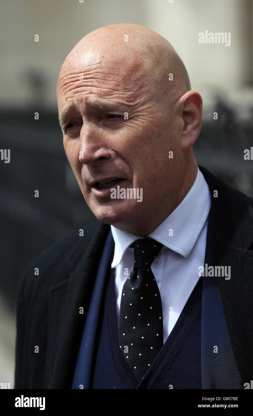 Navinder Singh Saraos Anwalt Richard Egan spricht mit den Medien vor den Royal Courts of Justice in London, wo der britische Finanzhändler, der beschuldigt wurde, einen Multi-Milliarden-Dollar-Börsencrash in den USA ausgelöst zu haben, seinen Antrag des High Court auf Kaution verloren hat, während er gegen die Auslieferung nach Amerika kämpft. Stockfoto