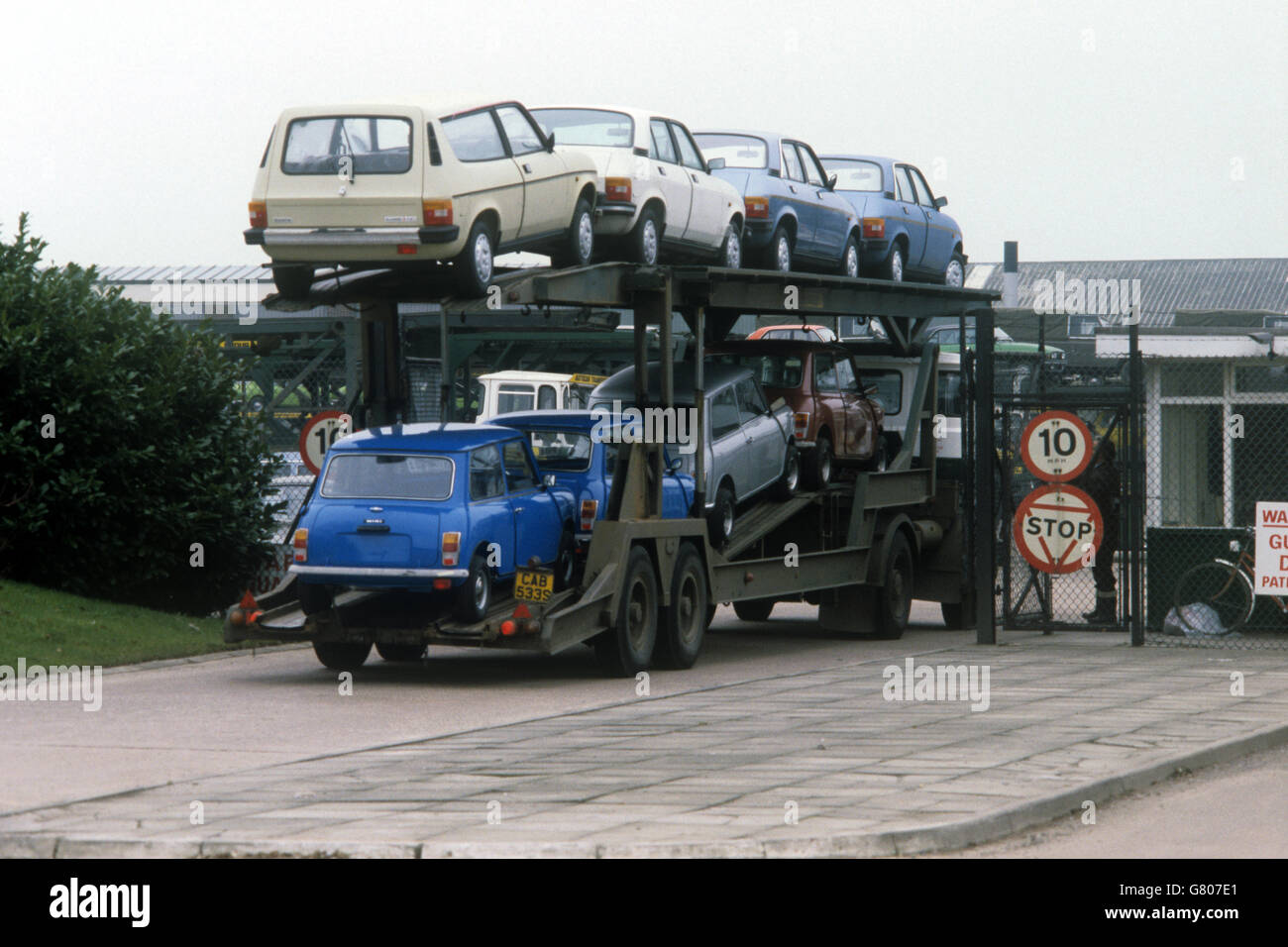 Britische Leyland-Autos kommen auf einem Transporter an, um in Wythall, nahe Birmingham, gelagert zu werden, da der Autogigant inmitten einer Krise über die Lohnforderungen der Arbeiter vor einem Umsatzeinbruch steht, der den Überlebensplan des Unternehmens behindert. Stockfoto