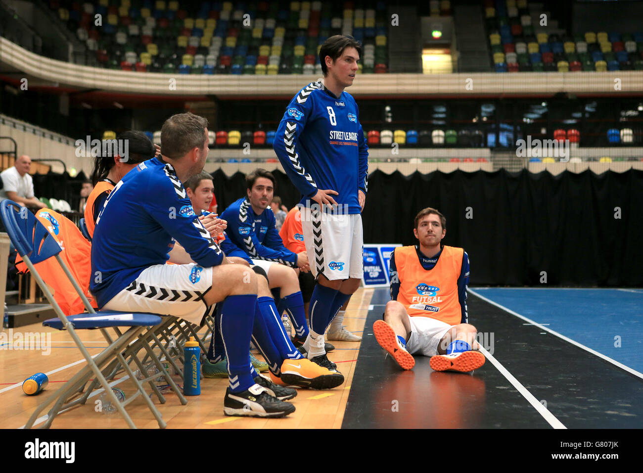 Fußball AM Futsal Cup - Finale - Copper Box Arena. Fußball-AM-Spieler auf der Ersatzbank während ihres Ausstellungsspiels in der Copper Box Arena Stockfoto