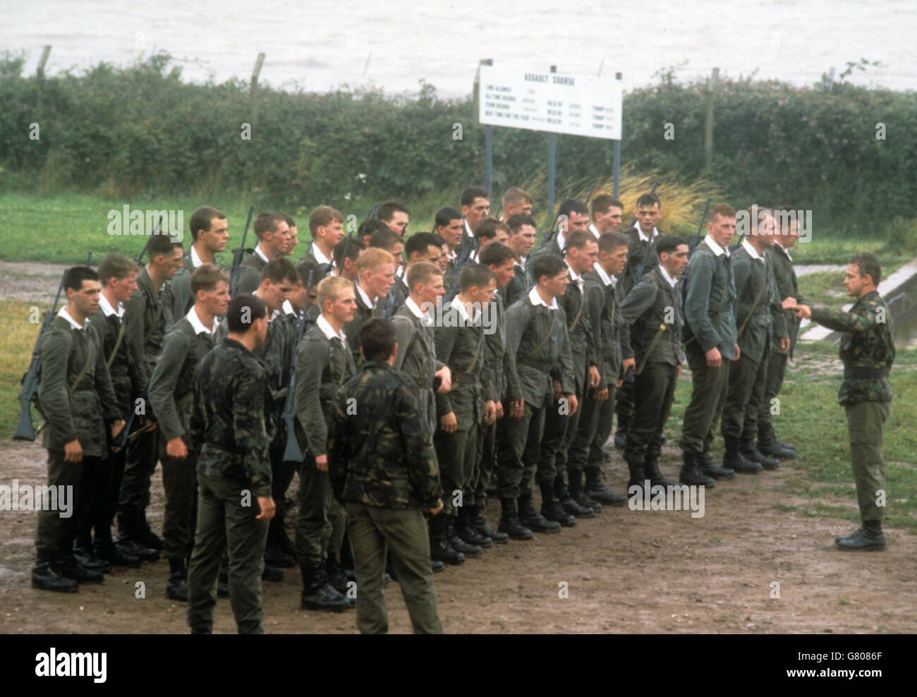 Junger Offizier rekrutiert Paraden im Royal Marine Commando Training Center in Lympstone, Devon. Der 22-jährige Prinz Edward wird im nächsten Monat in Vollzeit mit der körperlichen und geistigen Ausbildung als Royal Marine Officer beginnen. Stockfoto