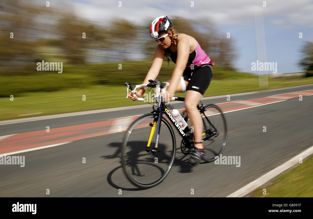 Emily Harris während der PT2-Kategorie der British Paratriathlon Championships im Millennium Coastal Park, Llanelli. Stockfoto