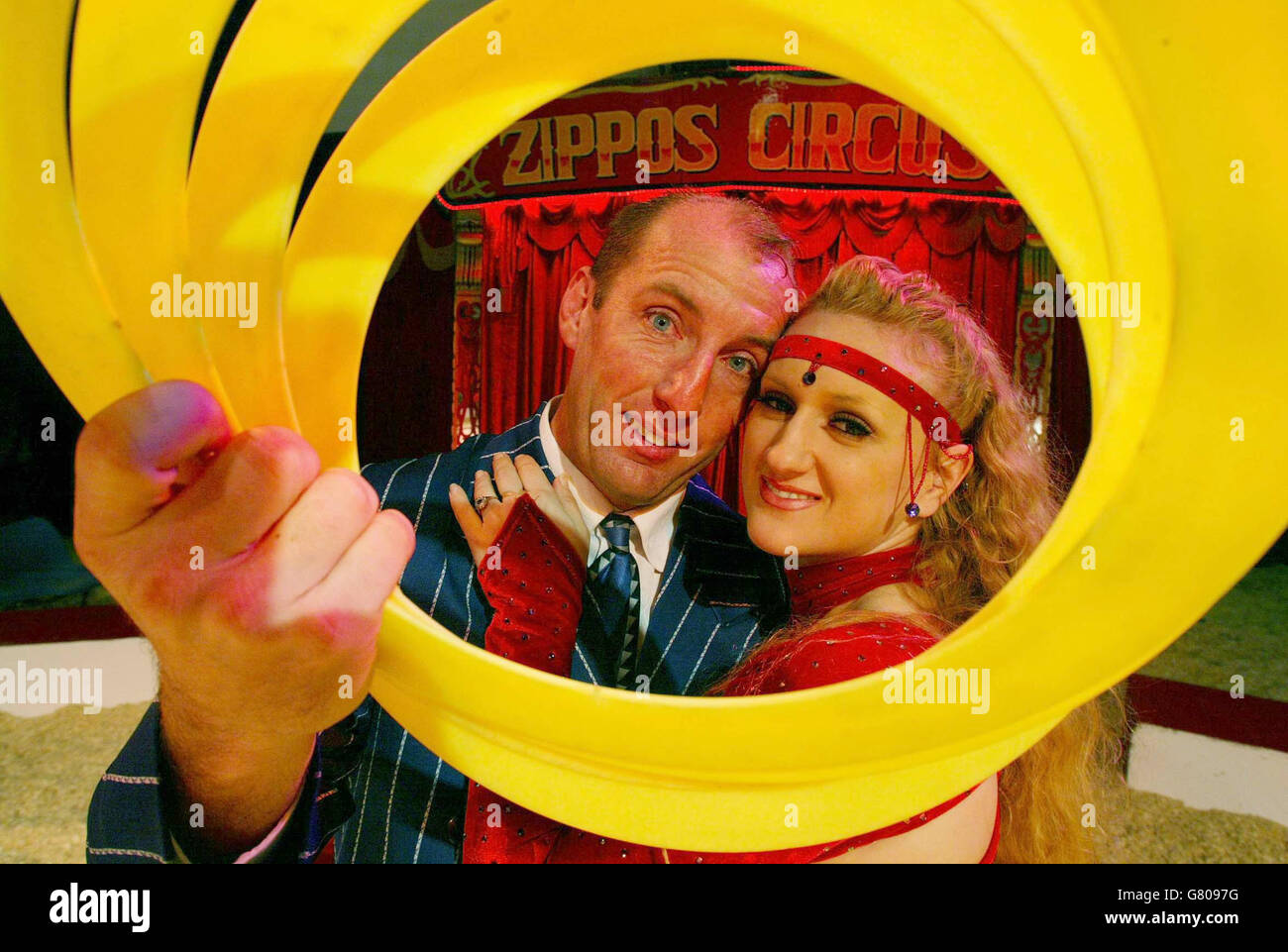 Jongleur Nicolas Souren mit Verlobter und Trapezkünstlerin Kimberly Smith, die beide im Zippos Circus spielen, planen eine mögliche Hochzeit im Big-Top. Stockfoto
