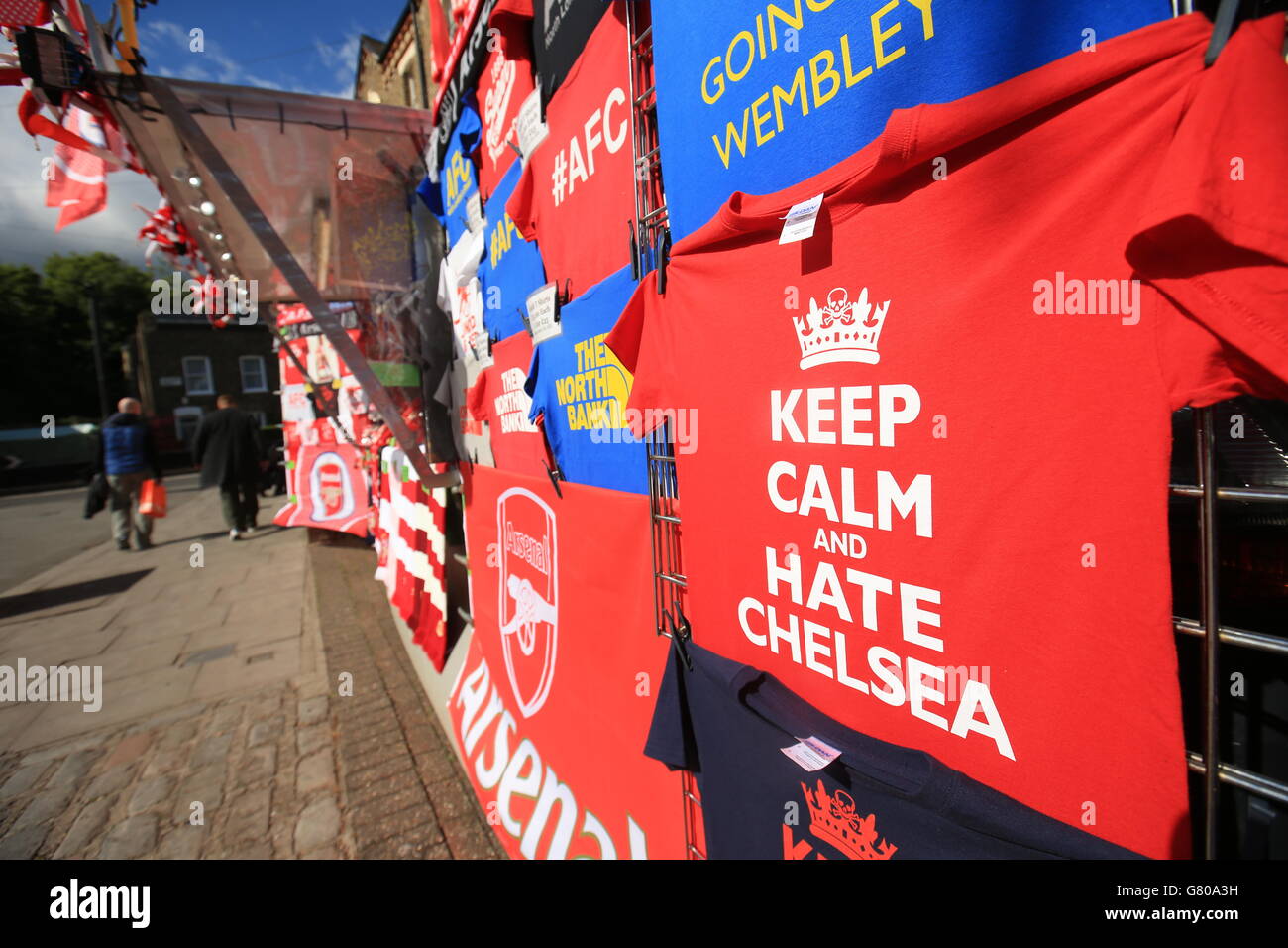 Eine allgemeine Ansicht der Arsenal-Waren, die außerhalb des Bodens während des Spiels der Barclays Premier League im Emirates Stadium in London verkauft werden. DRÜCKEN Sie VERBANDSFOTO. Bilddatum: Mittwoch, 20. Mai 2015. Siehe PA Geschichte FUSSBALL Arsenal. Bildnachweis sollte lauten: Mike Egerton/PA Wire. Stockfoto