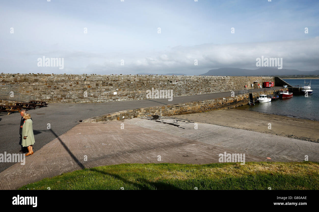 Der Prinz von Wales und die Herzogin von Cornwall spazieren gemeinsam auf dem Ausrutscher des Hafens in Mullaghmore, Sligo, am zweiten Tag eines viertägigen Besuchs in Irland. Stockfoto