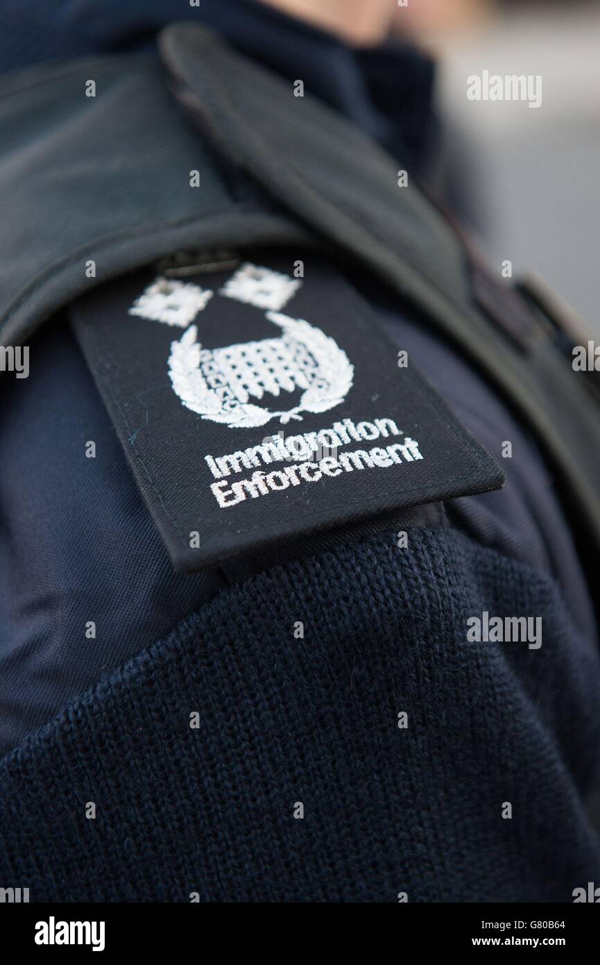 Immigration Enforcement Officers razzia ein Wohneigentum auf der Suche nach illegalen Einwanderern in Southall, West London. Stockfoto