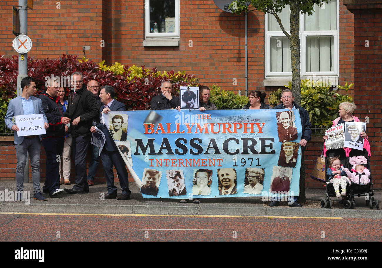 Demonstranten stehen vor der St. Patrick's Church in Belfast vor einem geplanten Besuch des Prinzen von Wales und der Herzogin von Cornwall, um gegen die Tötung von zehn Menschen während einer Militäroperation im Ballymurphy-Distrikt von Belfast im Jahr 1971 an drei Tagen zu protestieren. Stockfoto