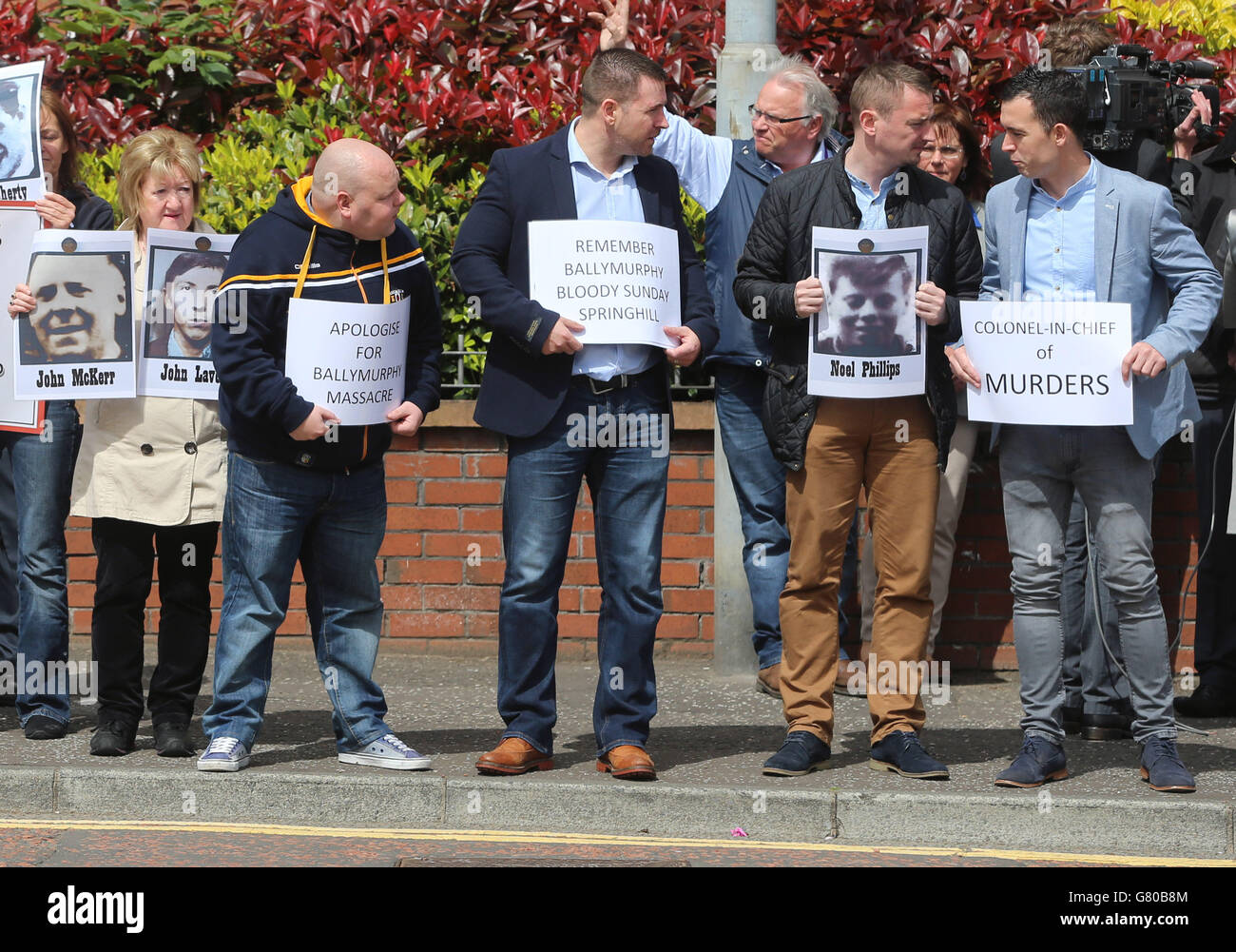 Demonstranten stehen vor der St. Patrick's Church in Belfast vor einem geplanten Besuch des Prinzen von Wales und der Herzogin von Cornwall, um gegen die Tötung von zehn Menschen während einer Militäroperation im Ballymurphy-Distrikt von Belfast im Jahr 1971 an drei Tagen zu protestieren. Stockfoto
