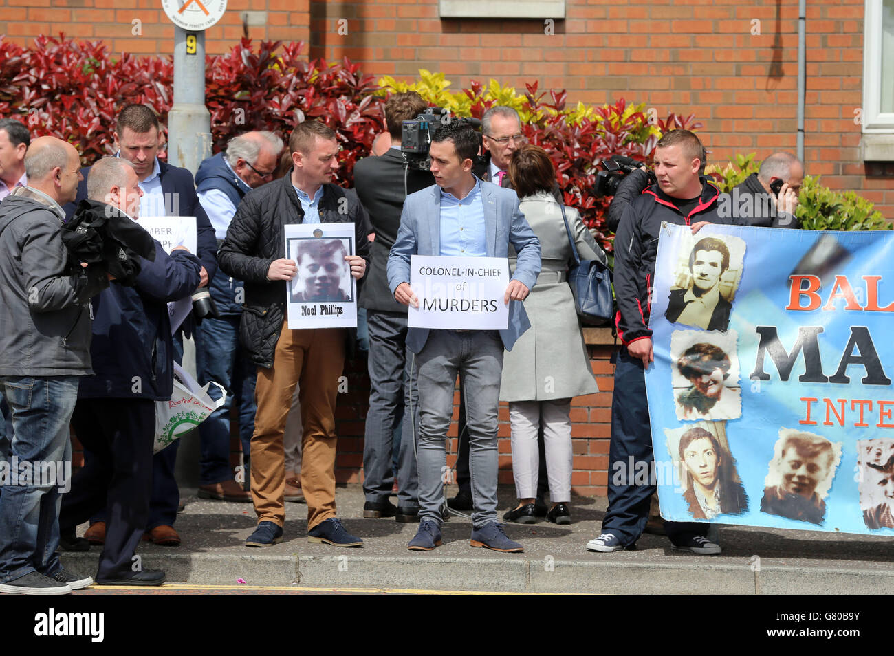Demonstranten stehen vor der St. Patrick's Church in Belfast vor einem geplanten Besuch des Prinzen von Wales und der Herzogin von Cornwall, um gegen die Tötung von zehn Menschen während einer Militäroperation im Ballymurphy-Distrikt von Belfast im Jahr 1971 an drei Tagen zu protestieren. Stockfoto
