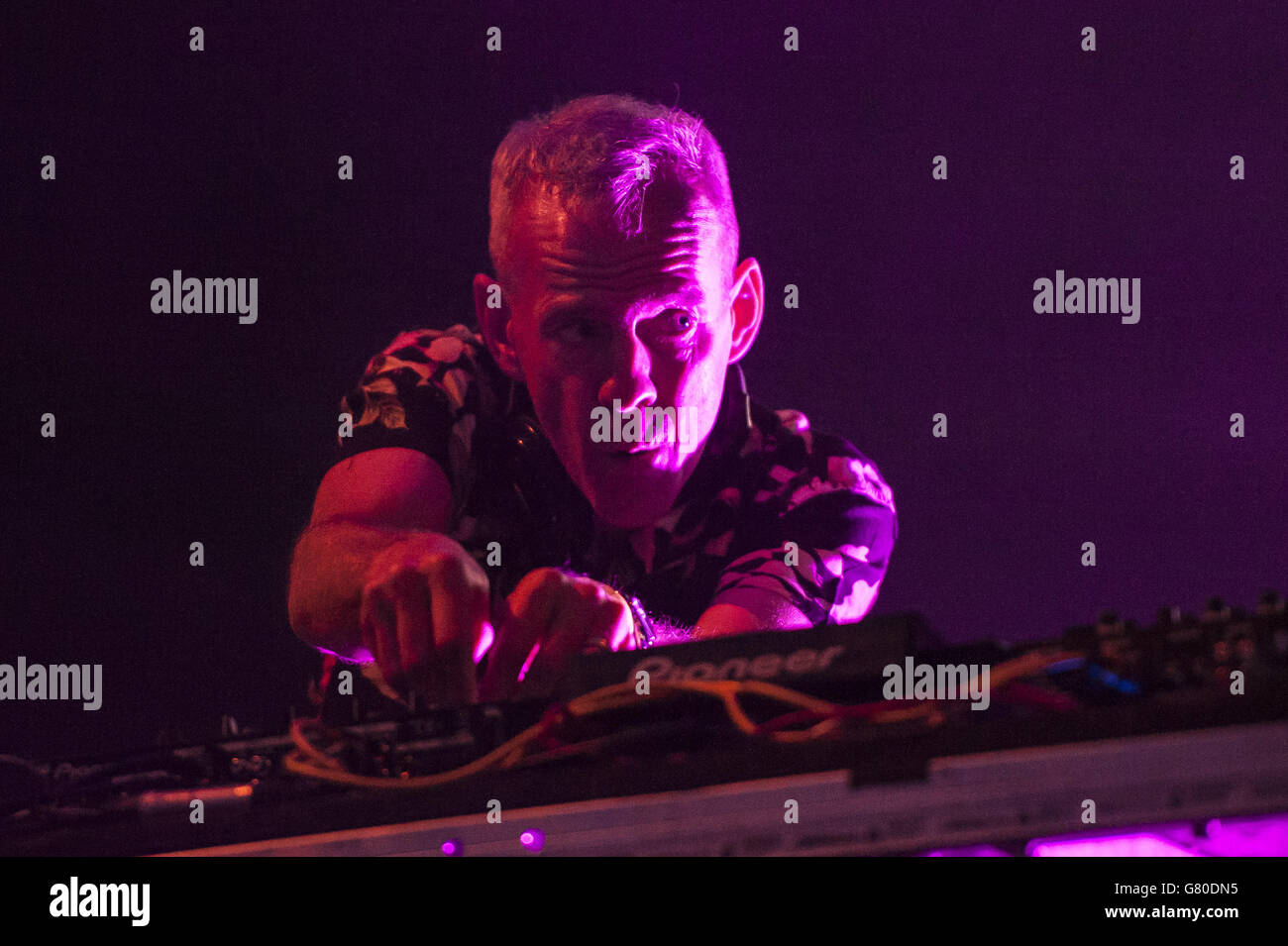 Fat Boy Slim (Norman Cook) spielt live auf der Common Stage, beim Common People Festival, Southampton Common in Southampton Stockfoto