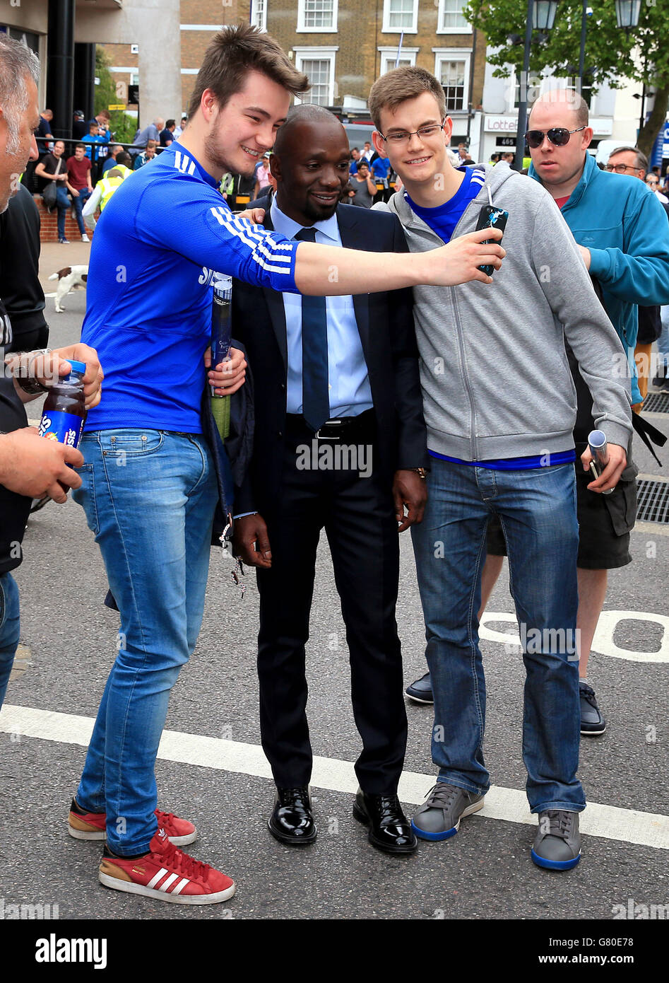 Chelsea-Fans treffen vor dem Spiel der Barclays Premier League in Stamford Bridge, London, den ehemaligen Spieler Claude Makelele. Stockfoto