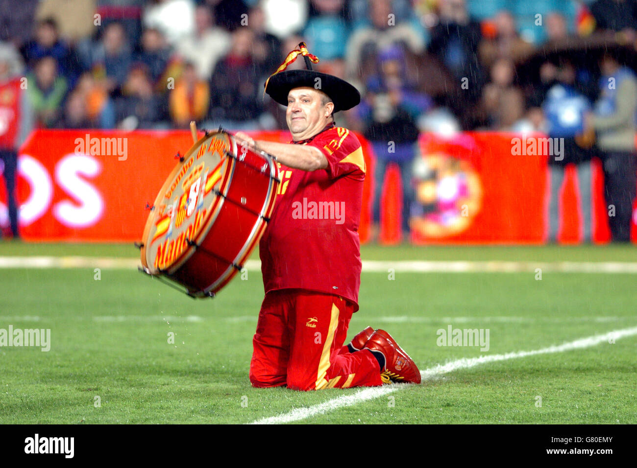 Fußball - Internationale Freundschaften - Spanien - China - Helmantico  Stadium. Ein spanischer Fan mit einer Trommel auf dem Spielfeld  Stockfotografie - Alamy