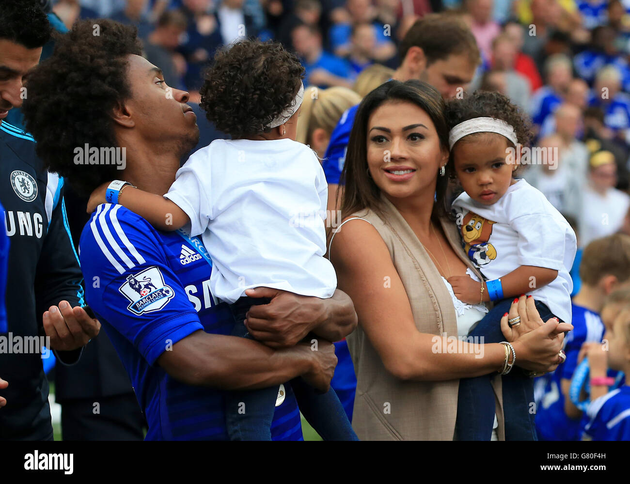 Chelsea's Willian mit Frau Vanessa Martins und den Zwillingstöchtern Valentina Und Manuella Stockfoto