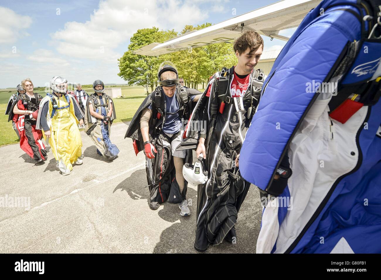 Wingsuit-Fallschirmspringer besteigen ein Flugzeug, um an der ersten von der FAI (World Air Sports Federation) anerkannten Wingsuit-Weltmeisterschaft auf dem Flugplatz Netheravon in der Nähe von Salisbury, Wiltshire, teilzunehmen. Stockfoto