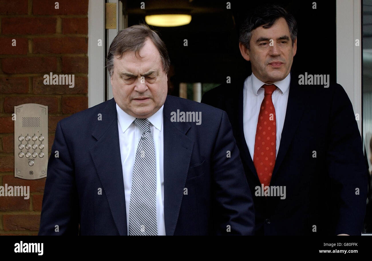 Der stellvertretende Premierminister John Prescott und der Kanzler Gordon Brown trafen sich in Crawley mit Amanda Steaman, die zusammen mit ihrem Partner Ben Packer eine Wohnung in einer gemeinsamen Eigentumswohnung in der Worth Park Avenue in Crawley gekauft haben. Stockfoto