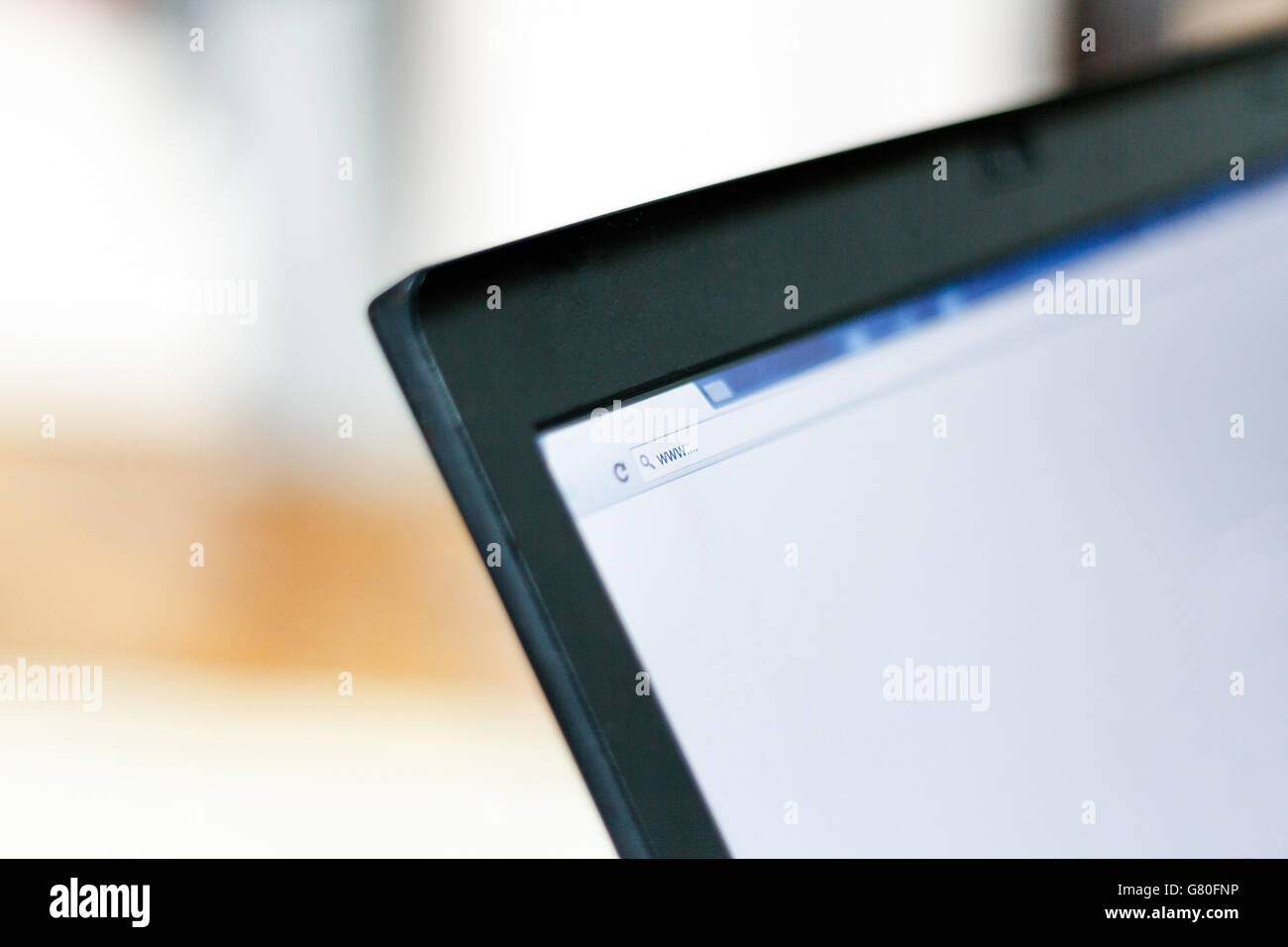 Www-Wort geschrieben auf eine Suchleiste auf Laptop-monitor Stockfoto