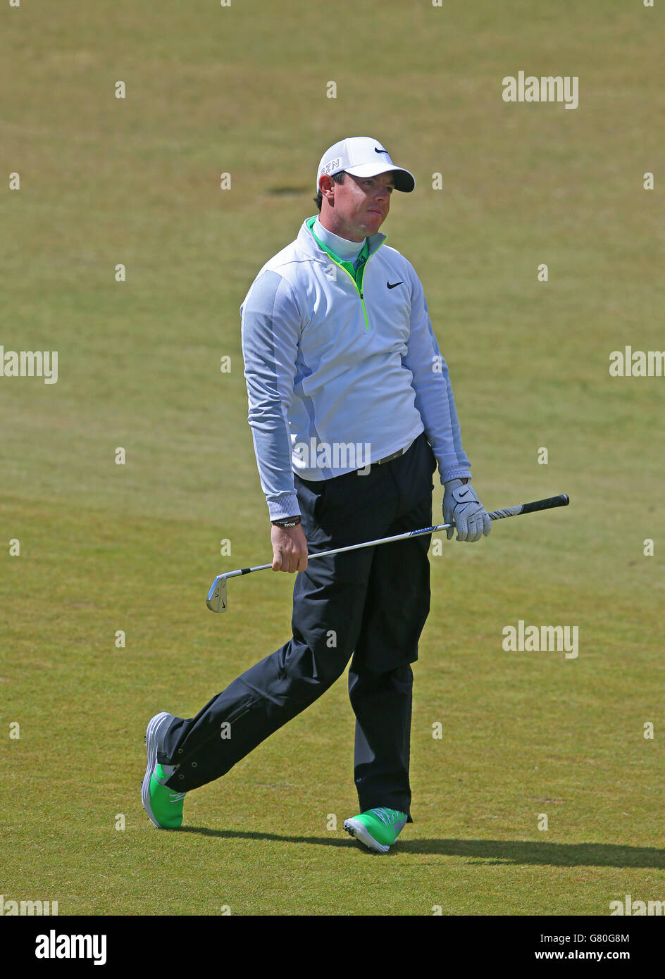 Der nordirische Rory McIlroy reagiert nach seinem zweiten Schuss am vierten Tag der Dubai Duty Free Irish Open im Royal County Down Golf Club, Newcastle. DRÜCKEN SIE VERBANDSFOTO. Bilddatum: Freitag, 29. Mai 2015. Siehe PA Geschichte GOLF Irish. Das Foto sollte lauten: Brian Lawless/PA Wire. EINSCHRÄNKUNGEN: Keine kommerzielle Nutzung. Keine falsche kommerzielle Vereinigung. Keine Videoemulation. Keine Bildbearbeitung. Stockfoto