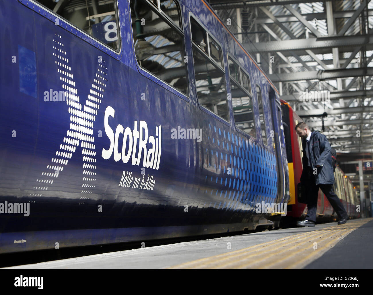 Ein ScotRail-Zug von Abellio am Glasgow Central Station in Schottland. Stockfoto