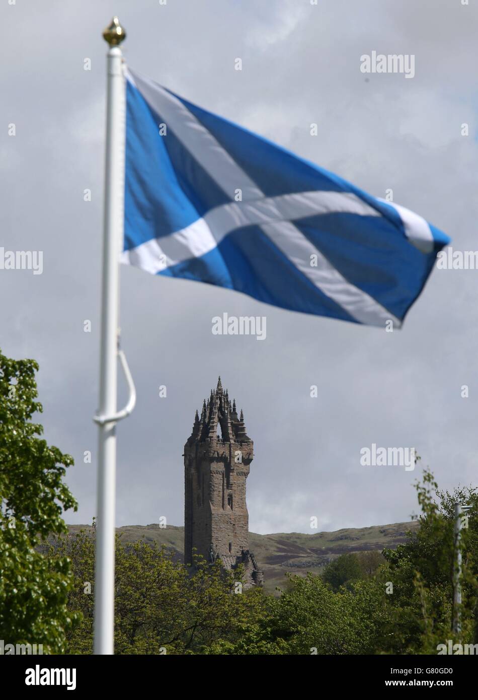 Eine Flagge von Saltyre wird auf einem permanenten Fahnenmast vor dem Wallace Monument als Denkmal an der Stelle der "Braveheart Schlacht" angehoben, wo William Wallace und Andrew de Moray Schottland zum Sieg bei der Schlacht von Stirling Bridge im Jahr 1297 führten. Stockfoto