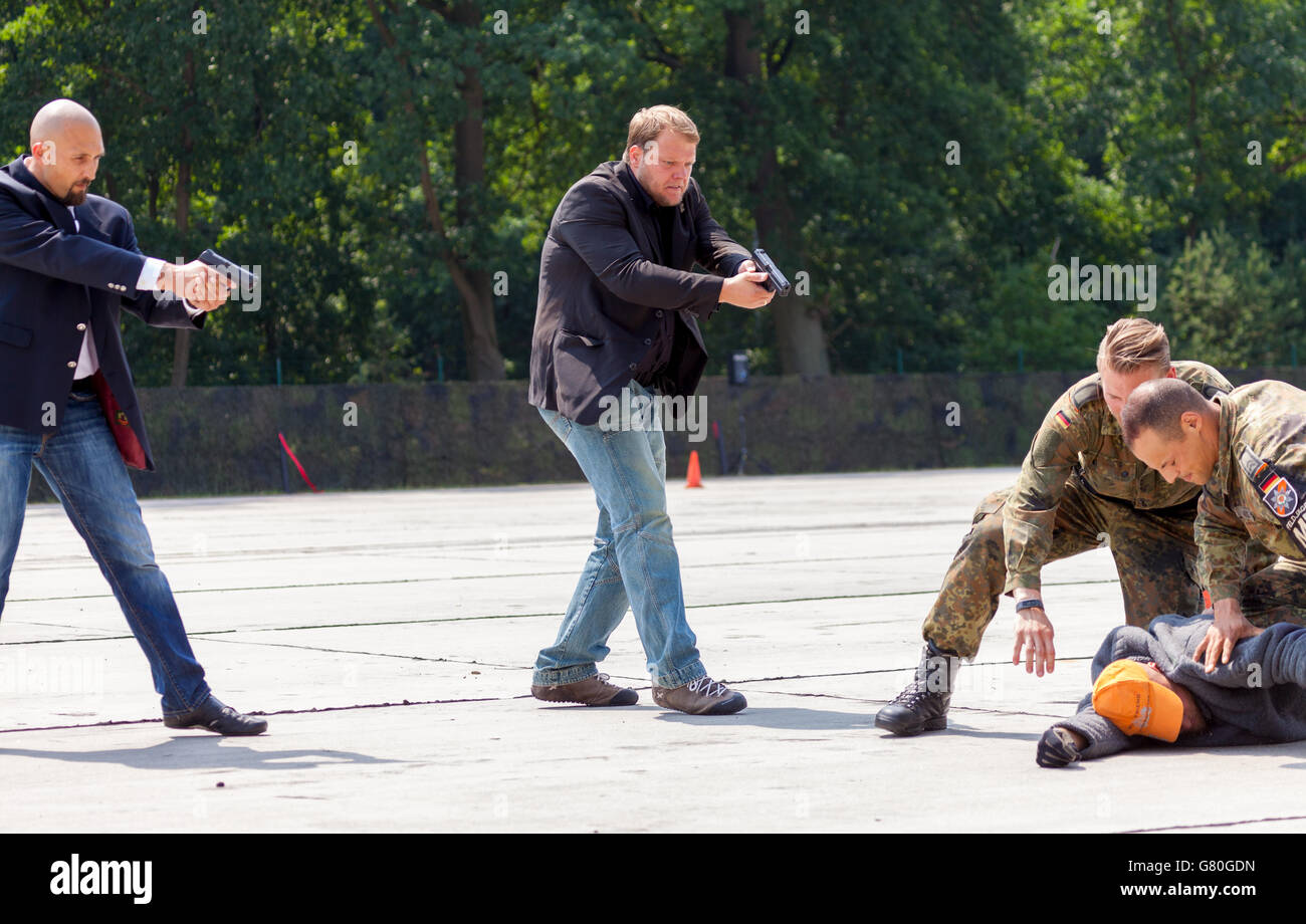 BURG / Deutschland - 25. Juni 2016: Deutsche Militärpolizei Leibwächter Niederlagen ein Attentäter auf eine Übung in Burg / Deutschland am 2. Juni Stockfoto