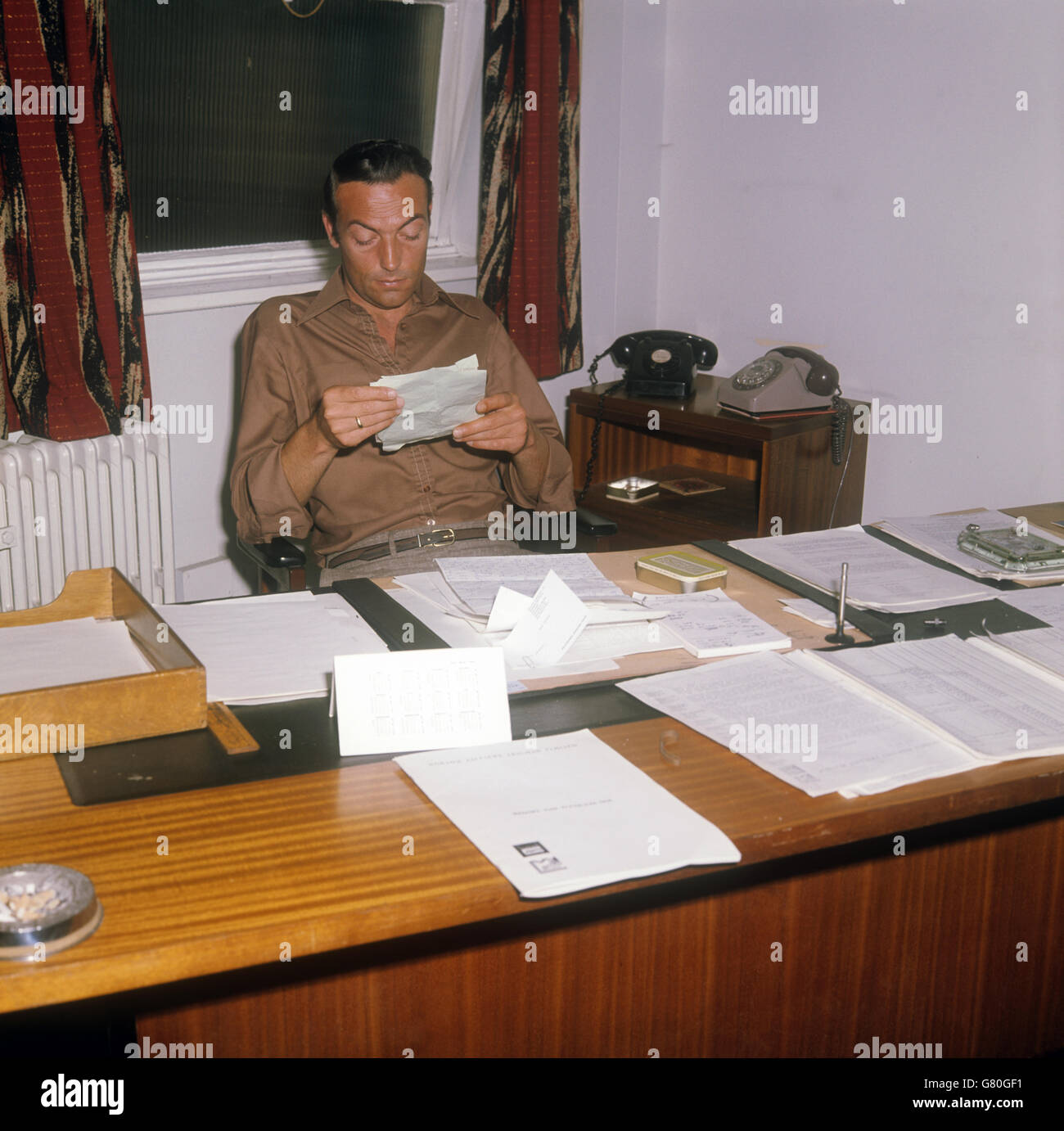 Dennis Johnson, Einberufungsleiter und Vorsitzender des Vorstands, in seinem Büro. Der Vorstand besteht aus Shop Stewards, die die Genossenschaftsfirma Norton Villiers Triumph Motorcycle Factory in Meridan, West Midlands, beaufsichtigen. Stockfoto