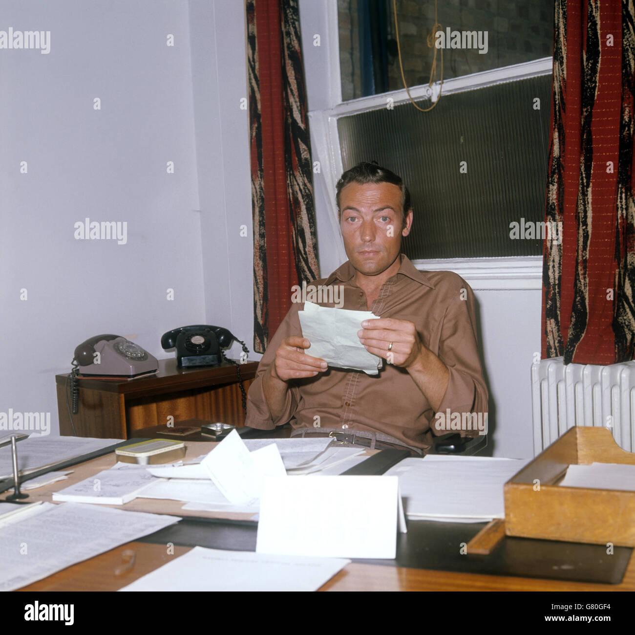 Dennis Johnson, Einberufungsleiter und Vorsitzender des Vorstands, in seinem Büro. Der Vorstand besteht aus Shop Stewards, die die Genossenschaftsfirma Norton Villiers Triumph Motorcycle Factory in Meridan, West Midlands, beaufsichtigen. Stockfoto