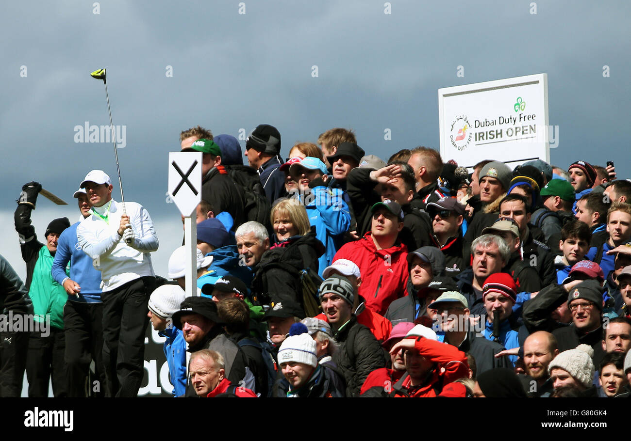 Rory McIlroy beobachtet sein T-Shirt am 8. Tag der Dubai Duty Free Irish Open im Royal County Down Golf Club, Newcastle. Stockfoto