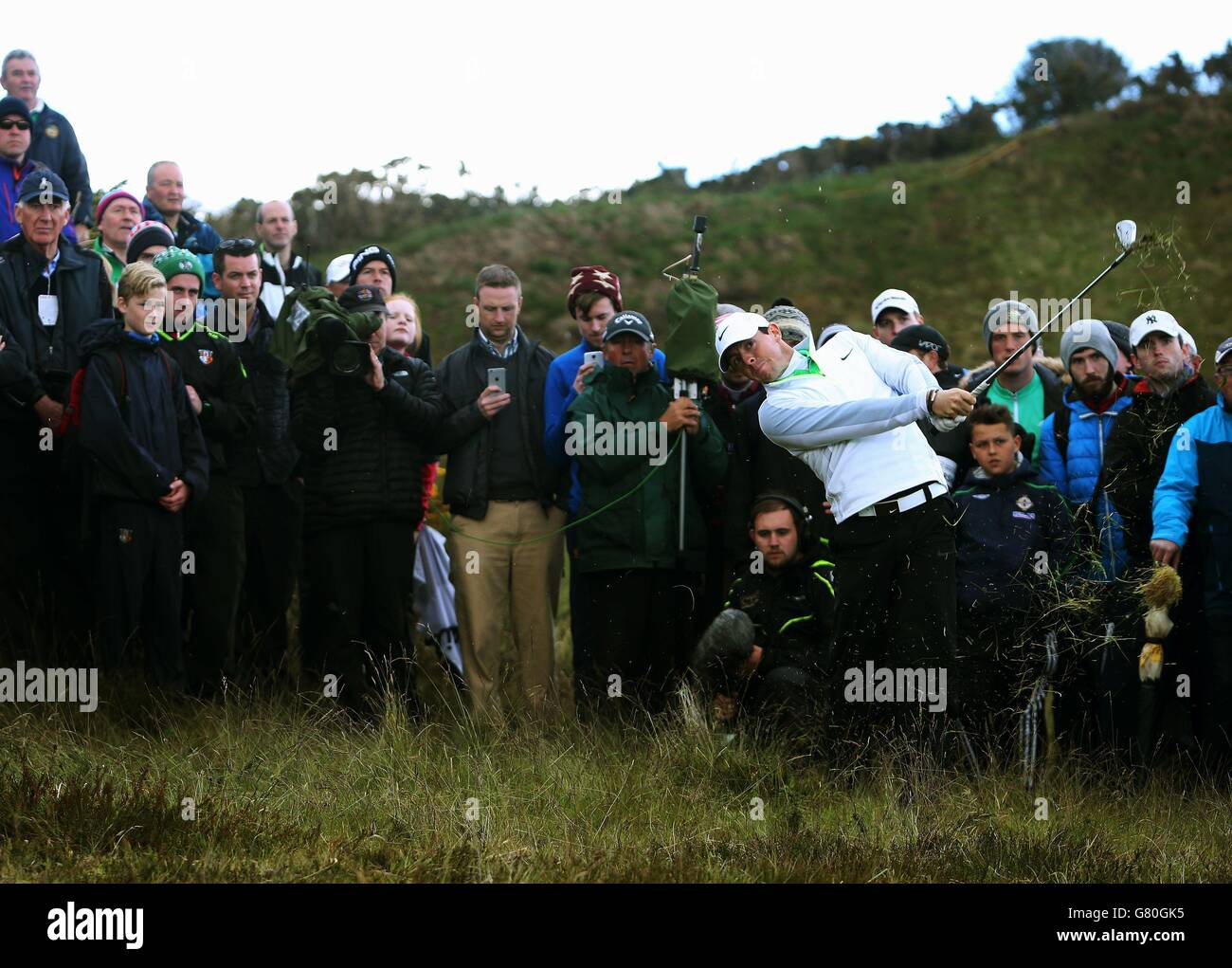 Golf - Dubai Duty Free Irish Open - Tag 2 - Royal County Down Golf Club. Rory McIlroy spielt vom Rough am 9. Während des zweiten Tages der Dubai Duty Free Irish Open im Royal County Down Golf Club, Newcastle. Stockfoto