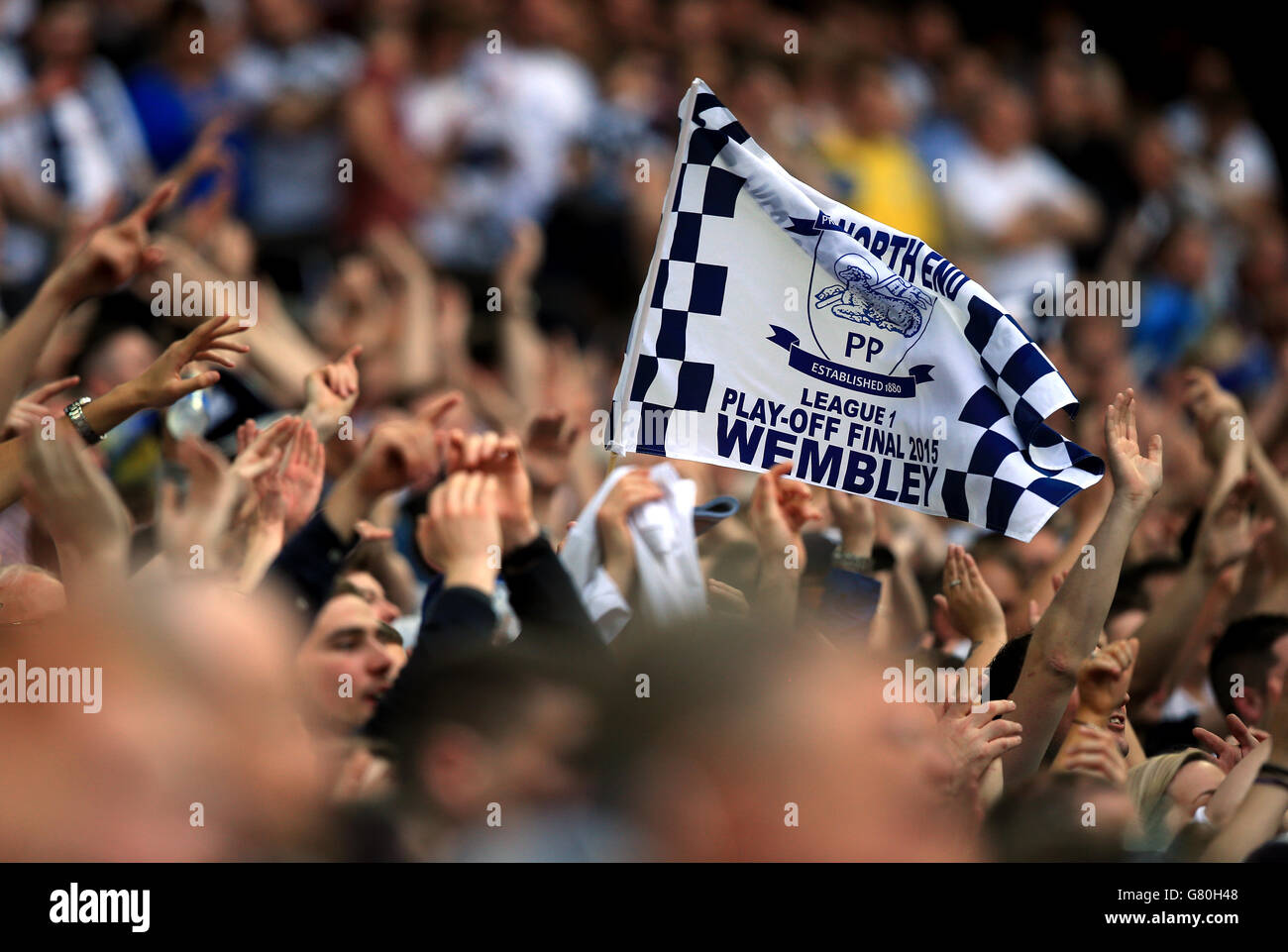 Fußball - Sky Bet League One - Play Off - Finale - Preston North End gegen Swindon Town - Wembley Stadium. Preston North End Fans in den Tribünen winken eine Flagge Stockfoto