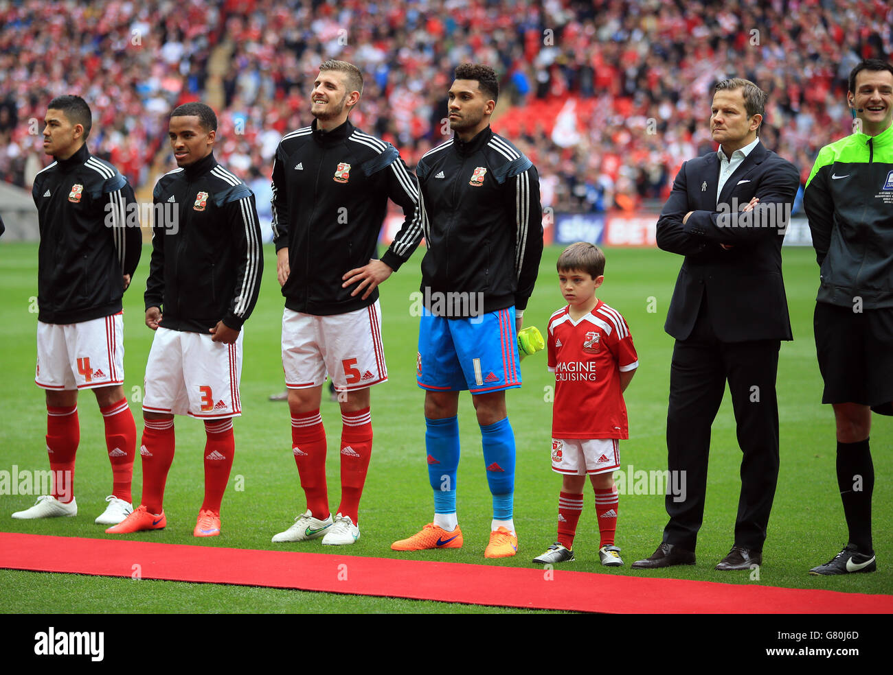 L-R: Massimo Luongo von Swindon Town, Nathan Byrne, Jack Stephens, Torwart Wes Foderingham und Manager Mark Cooper stehen vor dem Spiel an Stockfoto