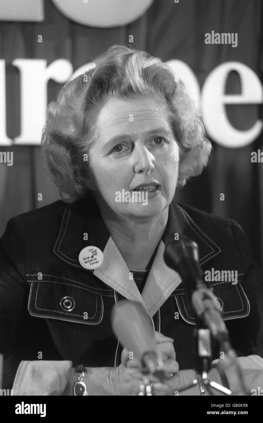Die konservative Vorsitzende Margaret Thatcher während der Pressekonferenz der Konservativen Fraktion für Europa im Tory Central Office, Smith Square in London. Stockfoto