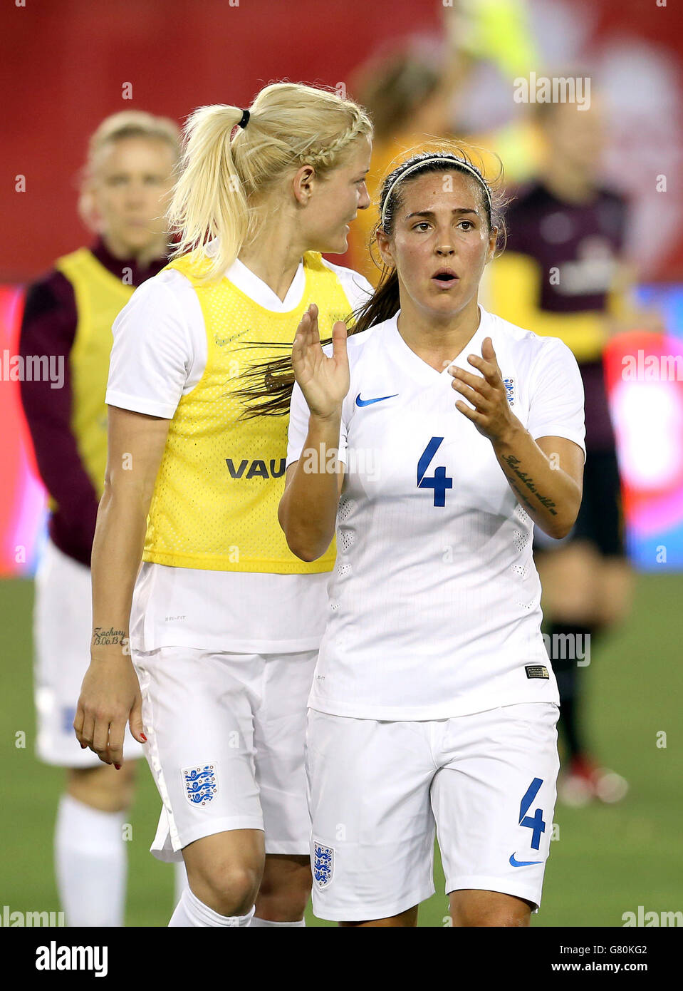 Die Engländerin Fara Williams applaudiert der Menge nach dem Freundschaftsspiel von Women's International zwischen Kanada und England im Tim Hortons Field, Ontario, Kanada. Stockfoto