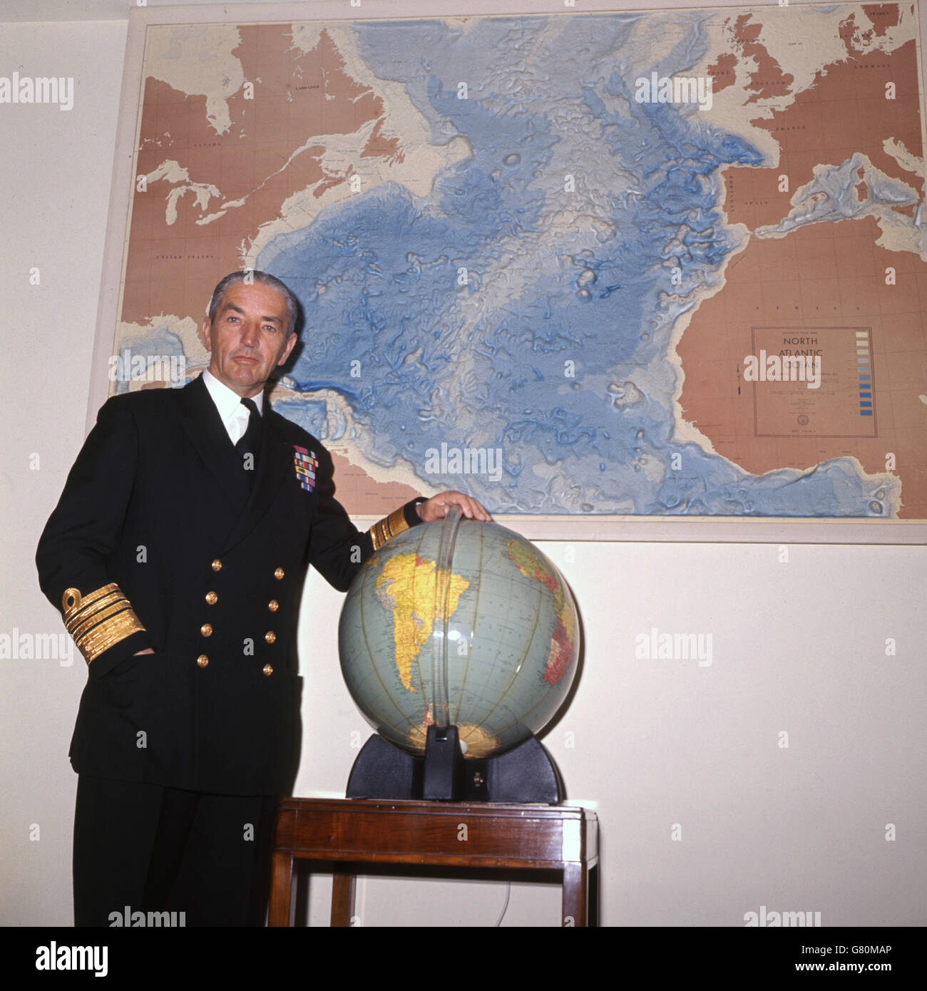 Admiral Sir Varyl Begg, der den zurückgetretenen Admiral Sir David Luce als ersten Seegord abgelöst hat, abgebildet im Londoner Verteidigungsministerium nach Aufnahme der Ernennung. Stockfoto