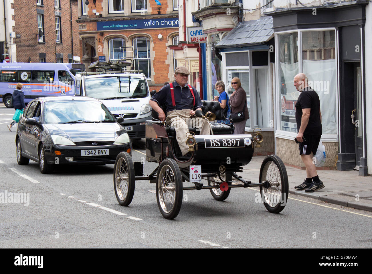 Oldtimer entlang der Hauptstraße an einem Samstagmorgen in Horncastle, Lincolnshire. Stockfoto