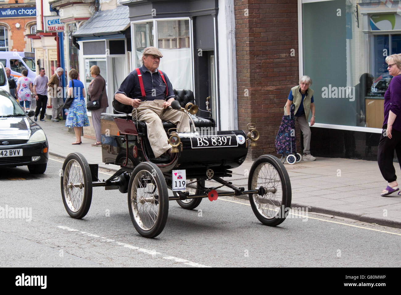 Oldtimer entlang der Hauptstraße an einem Samstagmorgen in Horncastle, Lincolnshire. Stockfoto