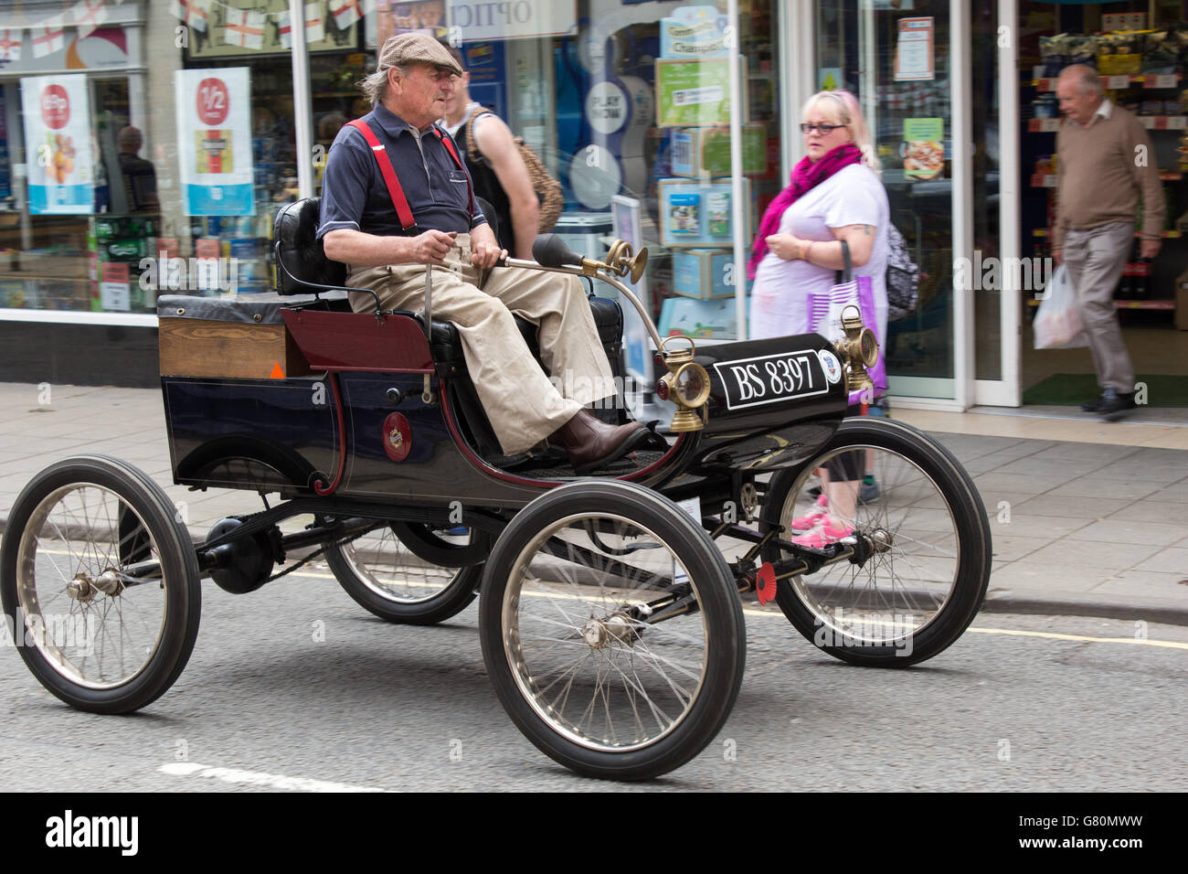 Oldtimer entlang der Hauptstraße an einem Samstagmorgen in Horncastle, Lincolnshire. Stockfoto