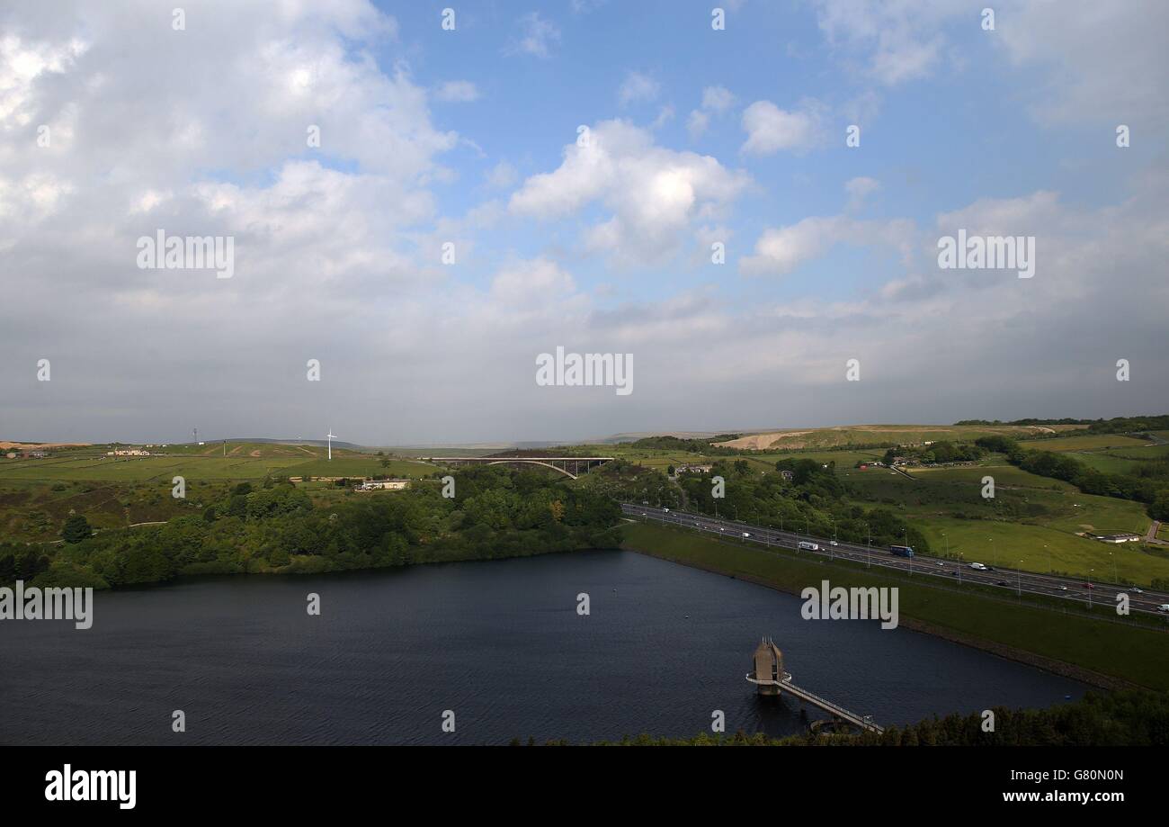 Blick auf das Scammonden Reservoir, das Huddersfield von seiner Lage westlich der Autobahn M62 in West Yorkshire versorgt. Yorkshire Water startet seine jährliche Wasserschutzkampagne, die zeitgleich mit dem Weltumwelttag beginnt. Stockfoto